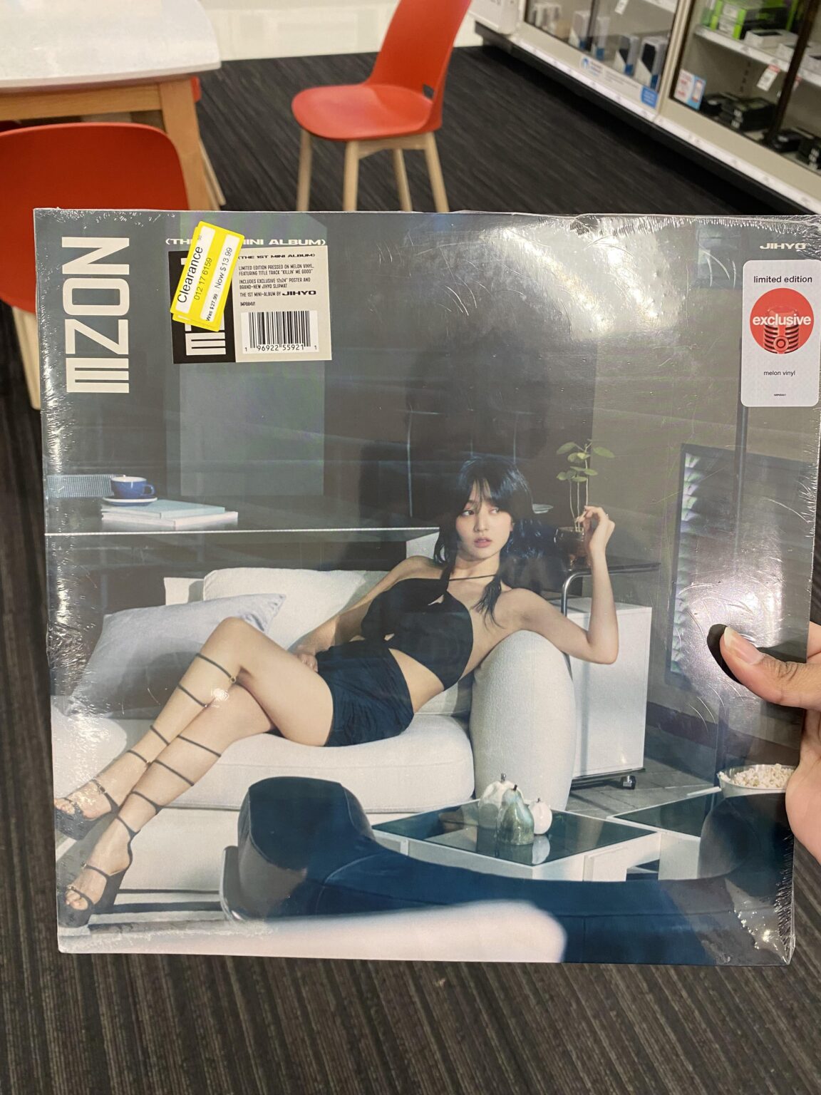 صيحة ضخمة للمنتج الذي نشر فينيل Jihyos كان معروضًا للبيع