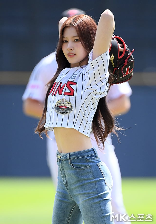 240427 تحديث موقع MK Sports - سانا عضوة TWICE أظهرت عرضًا رائعًا في مباراة البيسبول التي أقيمت بين فريقي KIA Tigers وLG Twins في ملعب Jamsil في سيول.