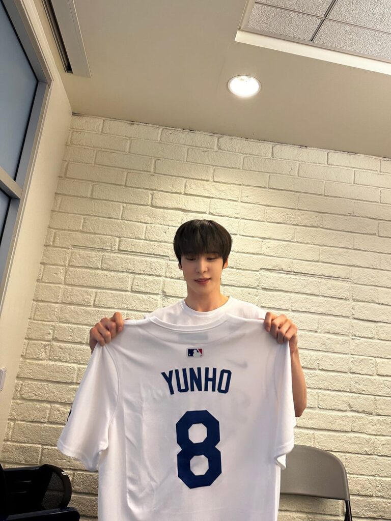 240421 اتييز على تويتر: [#Yunho] إنه لشرف عظيم 😊 شكرا لدعوتنا!  ⚾ لوس أنجلوس دودجرز!  ❤️ @ دودجرز