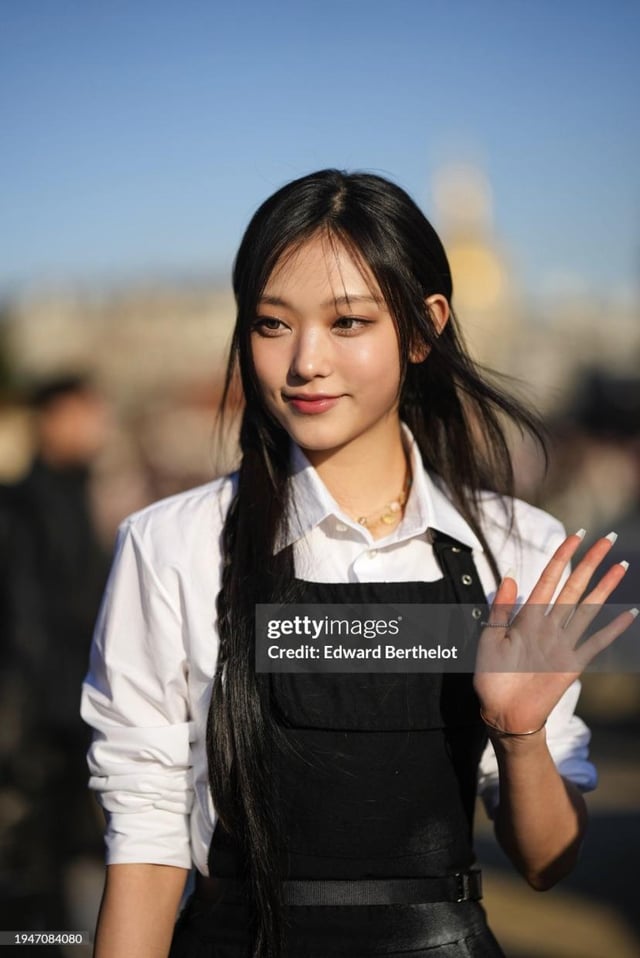 240119 كانغ هيرين خارج ديور كجزء من أسبوع الموضة في باريس