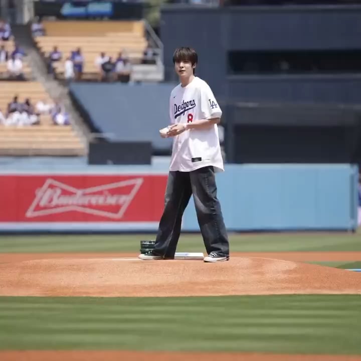 240421 MLB على تويتر: عضو ATEEZ يونهو ألقى الرمية الأولى في مباراة دودجرز اليوم!