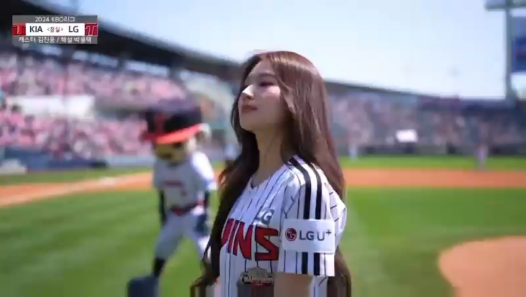 240427 lgtwins_1994 تحديث تويتر - سناء تلقي أول رمية في ملعب جامسيل لفريق LG Twins