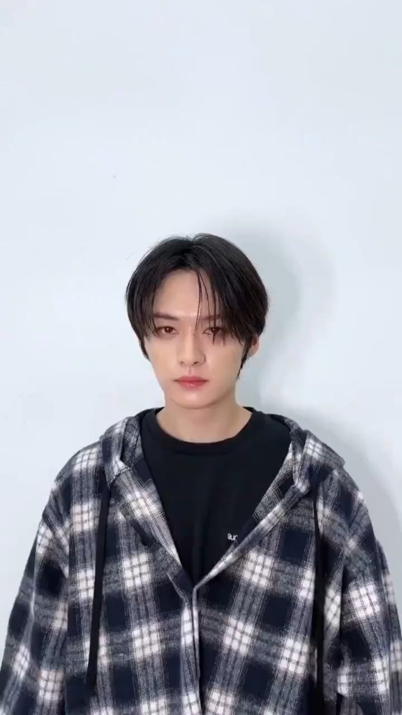 240419 تحديث تيك توك لـ Stray Kids مع لي نو