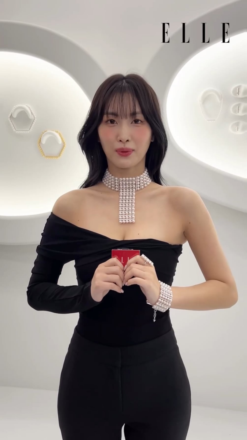 240425 تحديث Elle Japan على الانستقرام - "Tasaki" تقيم معرض "FLOATING SHELL" للاحتفال بالذكرى السبعين لتأسيسها.  وصلت رسالة خاصة من مومو عضوة TWICE، التي سارعت للاحتفال بهذه المناسبة.  اسألها عن أفكارها بشأن أن تصبح شريكة للعلامة التجارية وعن المجوهرات التي ترتديها!