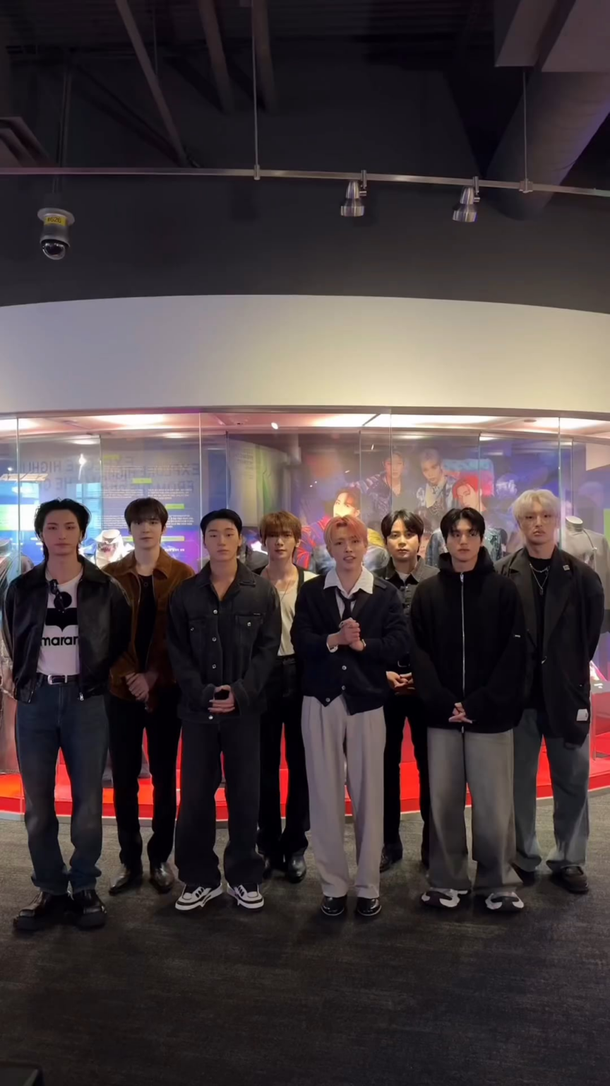 240423 متحف GRAMMY على Instagram: رحلة عبر عالم #ATEEZ في #GRAMMYMuseum وشاهد الأزياء والدعائم المميزة من الفيديو الموسيقي "Crazy Form" للمجموعة، بالإضافة إلى المزيد!  🎶