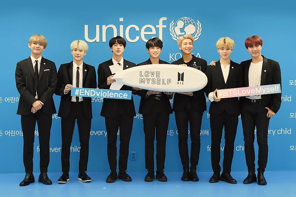 240422 KPop Herald: وفقًا لليونيسف كوريا، تبرعت BTS وARMY بشكل جماعي بمبلغ 8.9 مليار وون (6,439,991 دولارًا) لحملة "LOVE MYSELF" منذ عام 2017.