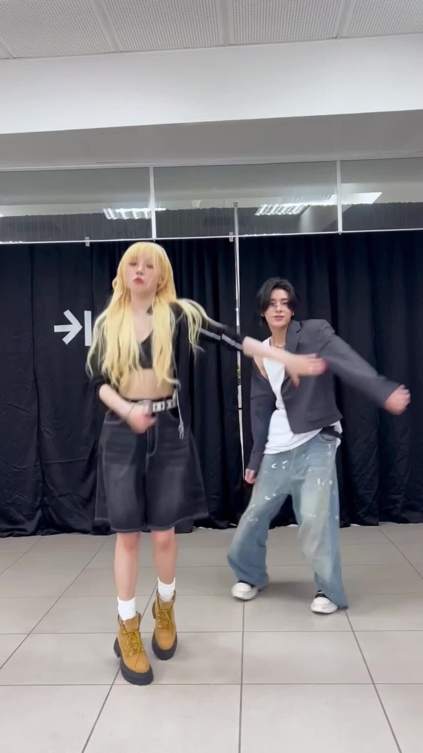 240424 تحديث TikTok الرسمي - سأذهب وأخبر جميع أصدقائي 🤘 (تحدي Yuqi FREAK مع Jake من ENHYPEN)