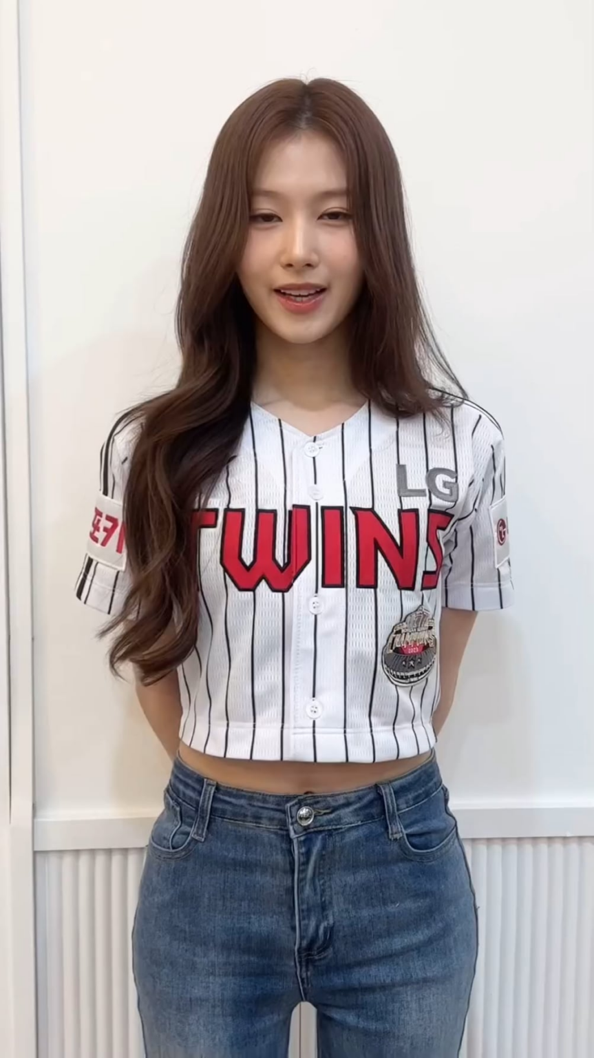 240427 تحديث إنستغرام LG Twins Korea - إطلاق أول رمية للمباراة على أرضنا يوم السبت 27 أبريل يحتوي على كلمة تشجيع من توايس سانا!