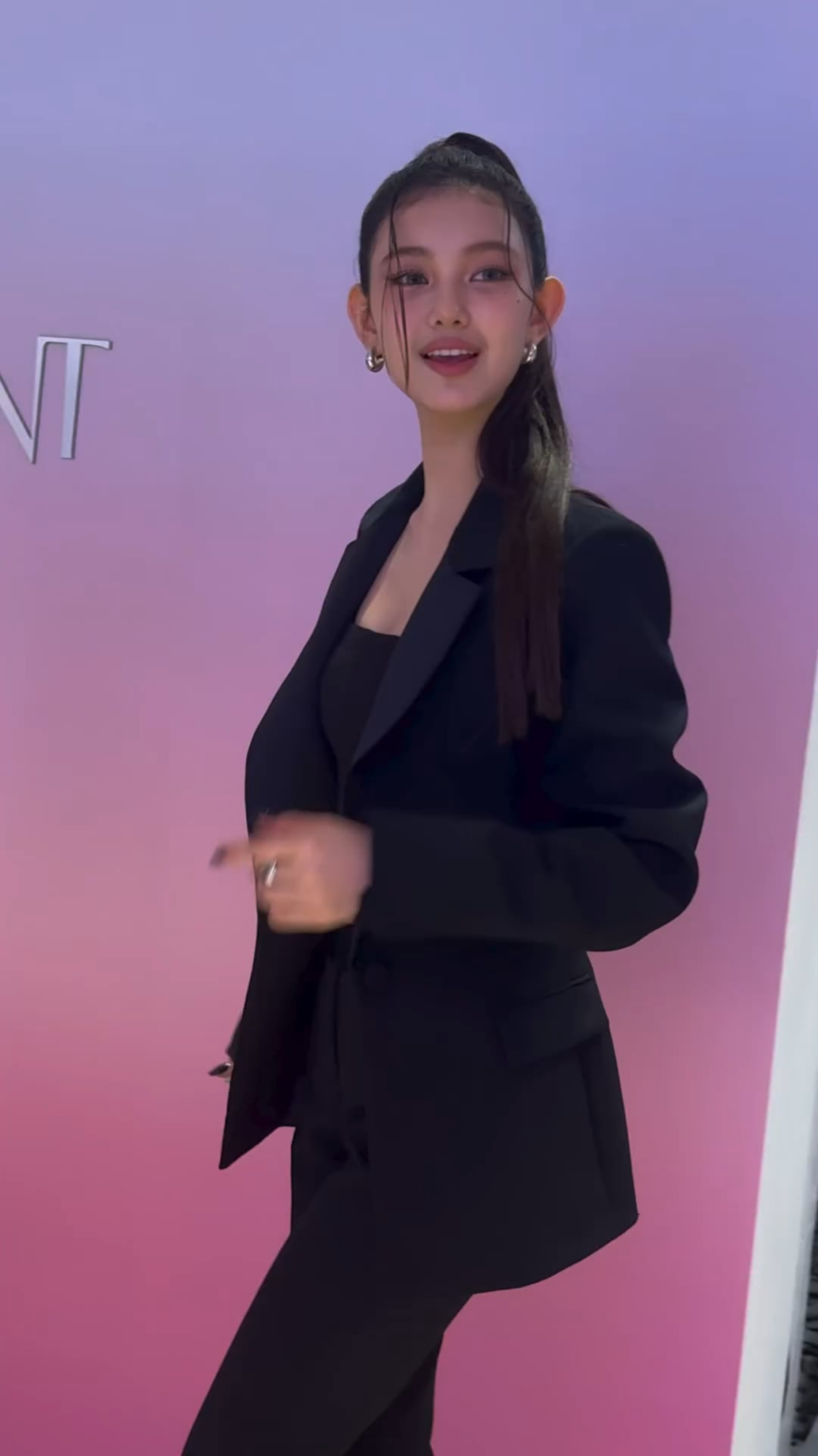 240424 تحديث أخبار الموضة اليومية على Instagram Reel مع دانييل @ متجر YSL Loveshine للتجميل في Seongsu-dong