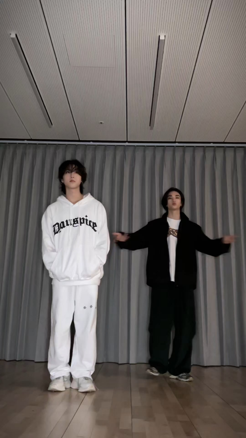 240420 تحديث تيك توك لـ Stray Kids مع هيونجين وهان