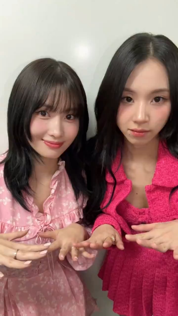 240424 تحديث تويتر - موتشينغ يمشي على نهر هان المتجمد (مومو وتشايونغ)