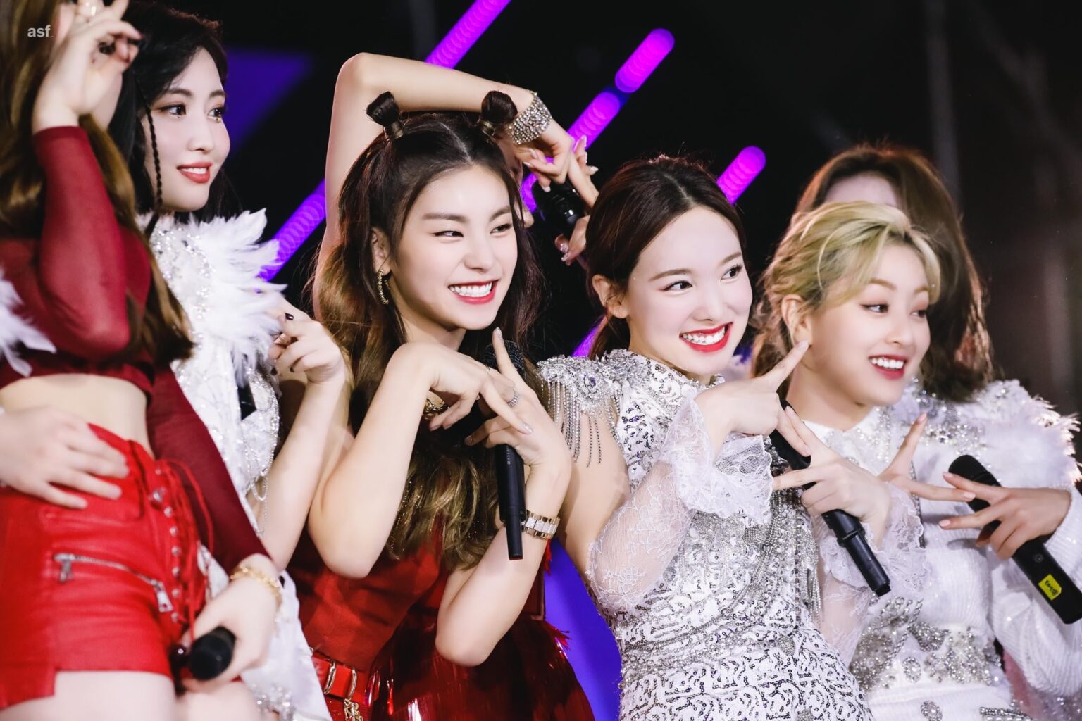 ييجي مع جيهيو، نايون ومومو - ITZY × TWICE