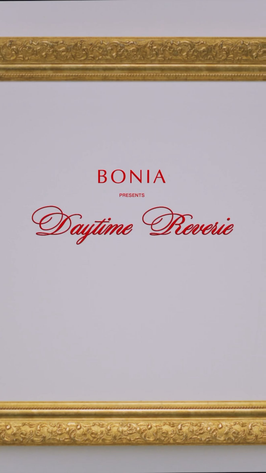 240422 تحديث bonia_official على الانستقرام - ادخل إلى المعرض الفني وتابع حركات نايون الرشيقة وهي تجسد الرقي والرقي.  هنا، تعرض نايون بسهولة جاذبية BONIA الخالدة، مما يسلط الضوء على اهتمام العلامة التجارية بالتفاصيل والأناقة.