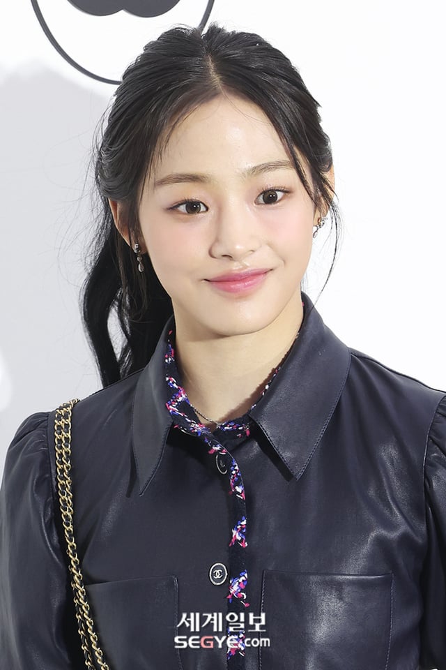 240423 مينجي في متجر شانيل روج ألور المنبثق