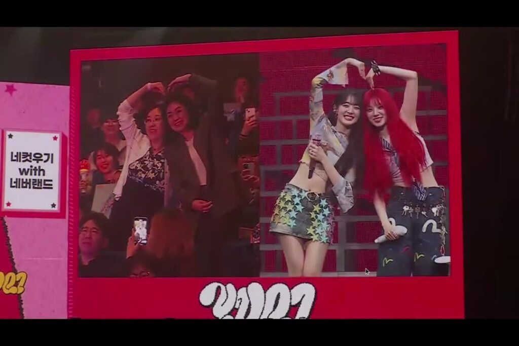 والدة ميني ويوكي تلتقطان الصور أثناء عرض المعجبين