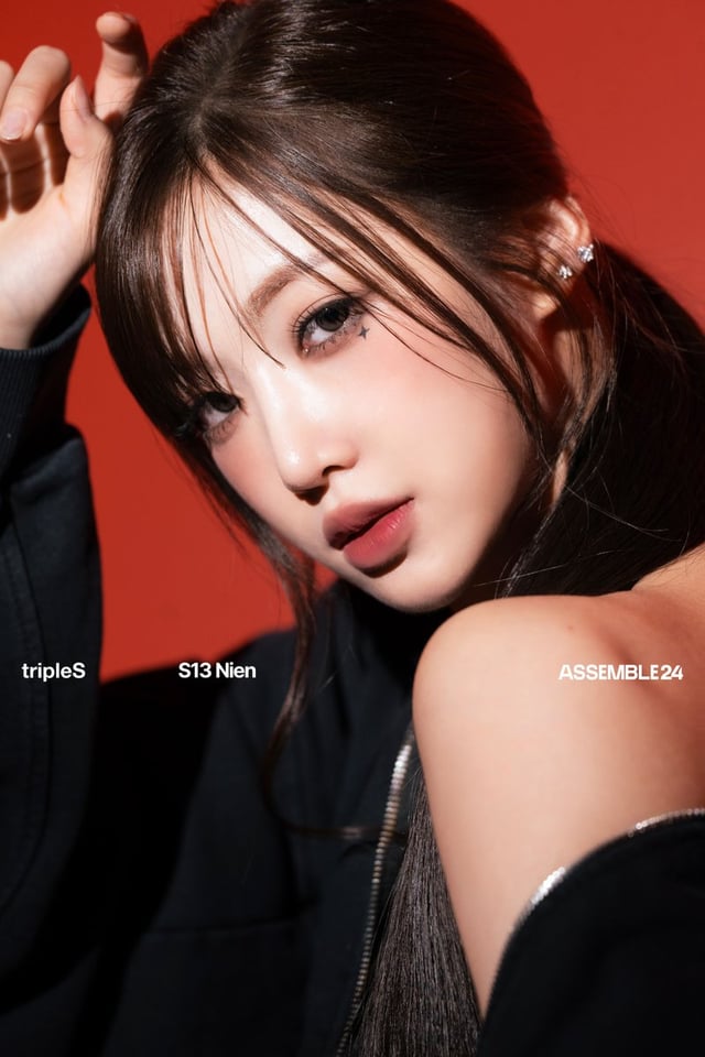 TripleS - الألبوم الكامل الأول: ASSEMBLE24 / Girls Never Die (Nien، Sohyun، Xinyu، Mayu، Lynn، JooBin، Hayeon، Shion، Chaewon، Sullin، Seoah، Jiyeon - الصورة المفاهيمية 2)