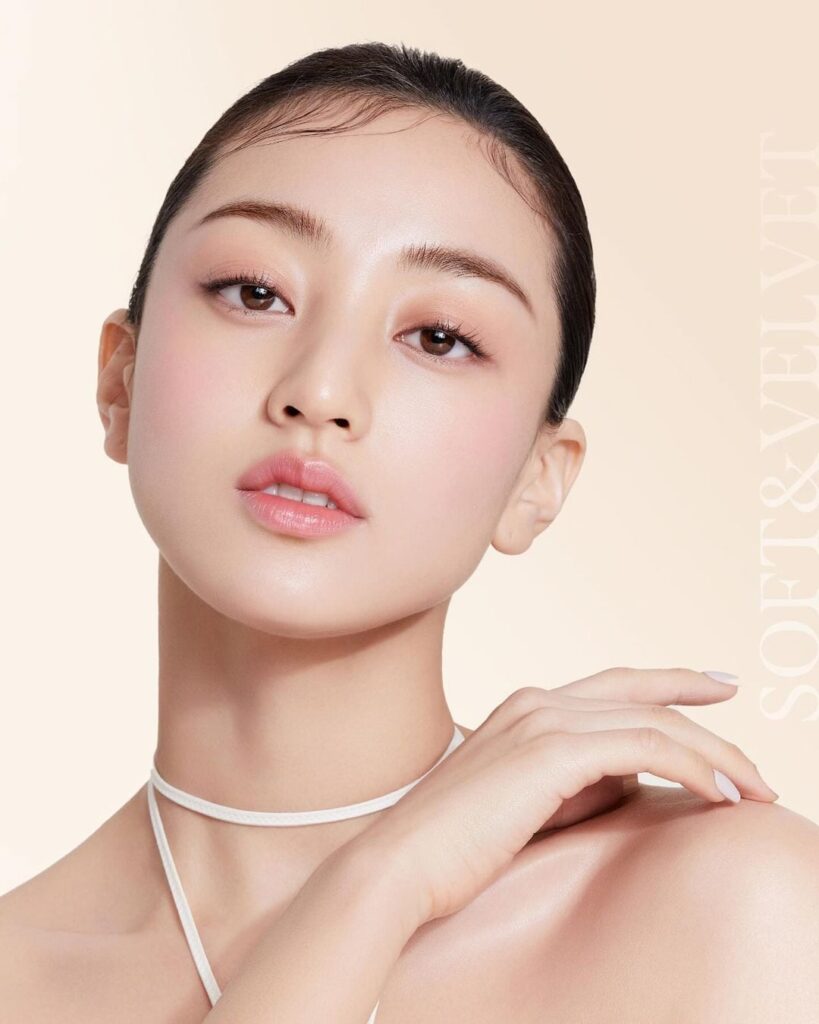 240424 تحديث Milktouch_official على الانستقرام مع JIHYO - أول غطاء رفيع للغاية ورقيق لي!  ملمس البشرة ناعم وناعم كالمخمل🤍