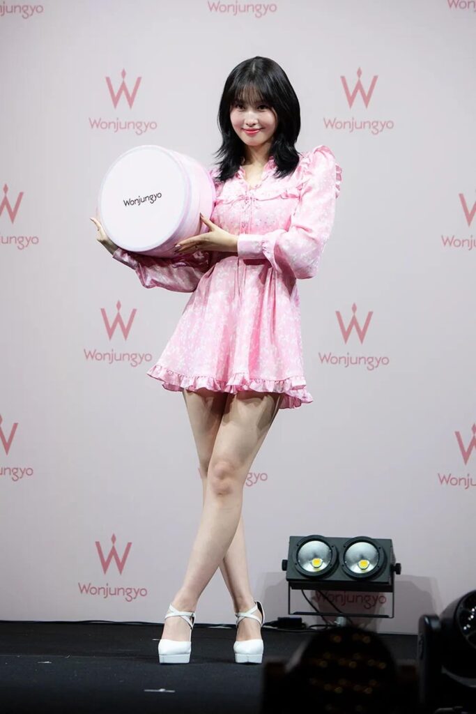 240420 تحديث موقع WWD Japan - مومو عضوة TWICE تظهر في المؤتمر الصحفي لـ "Wonjungyo"