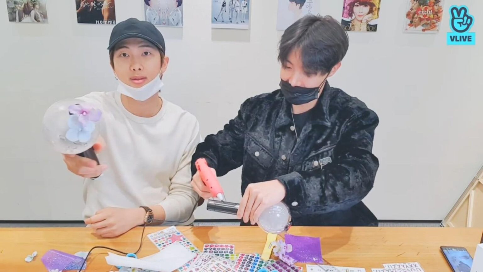 "اصنعها بشكل صحيح مع /r/bangtan": تبادل الحرف اليدوية والبطاقات المصنوعة يدويًا بمناسبة يوم الجيش - مفتوح في جميع أنحاء العالم!