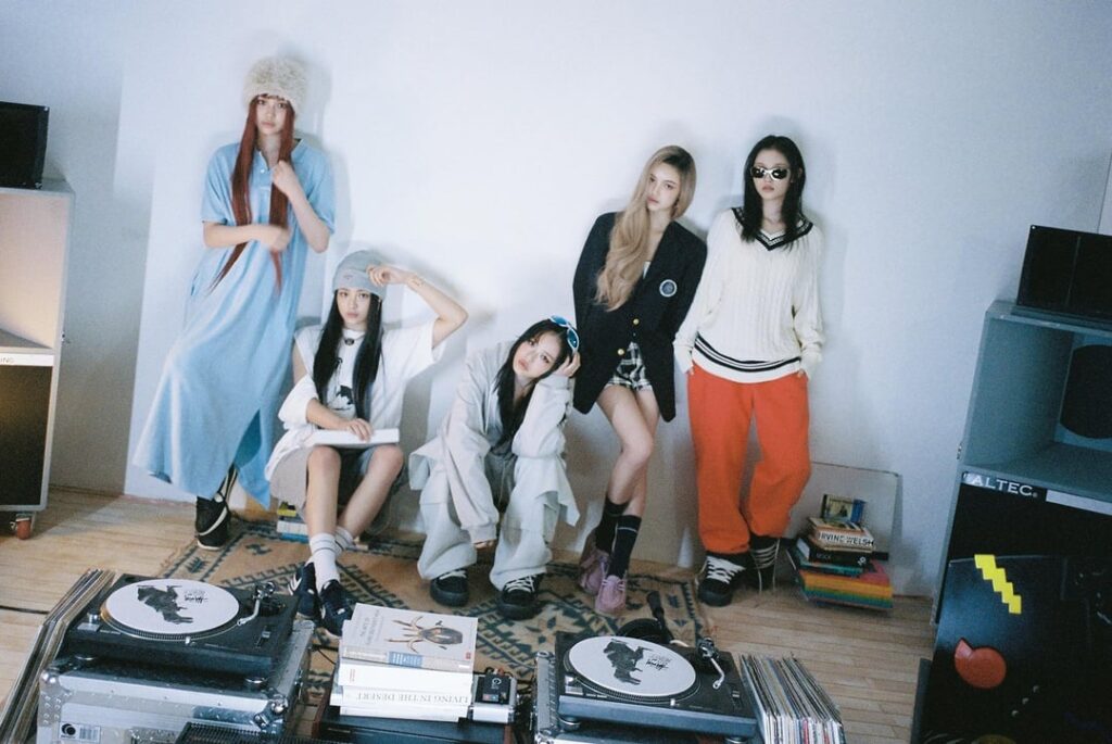 240426 تحديث تويتر NewJeans (2) (صور جماعية)