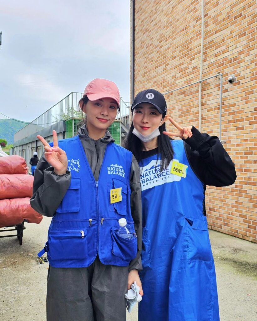 240421 تحديث الممثلة مين يونغ على الانستقرام - صور جونغيون وتزويو مع الممثلة جانغ مينيونغ في ملجأ الحيوانات