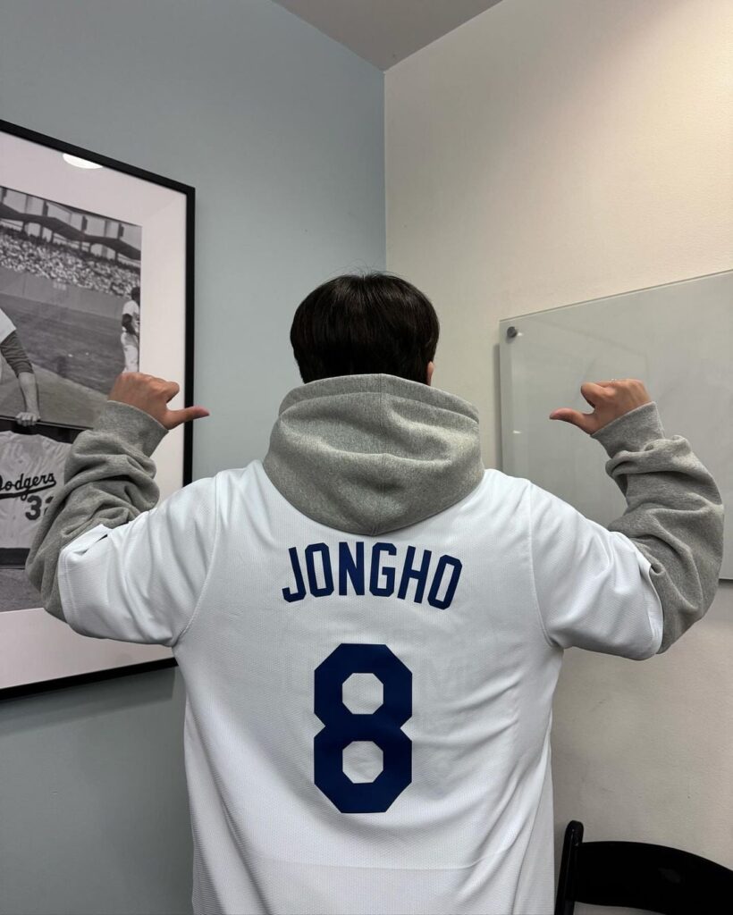 240421 ايتيز على الانستقرام: [#Jjongstagram] لوس انجليس دودجرز 💙 @dodgers