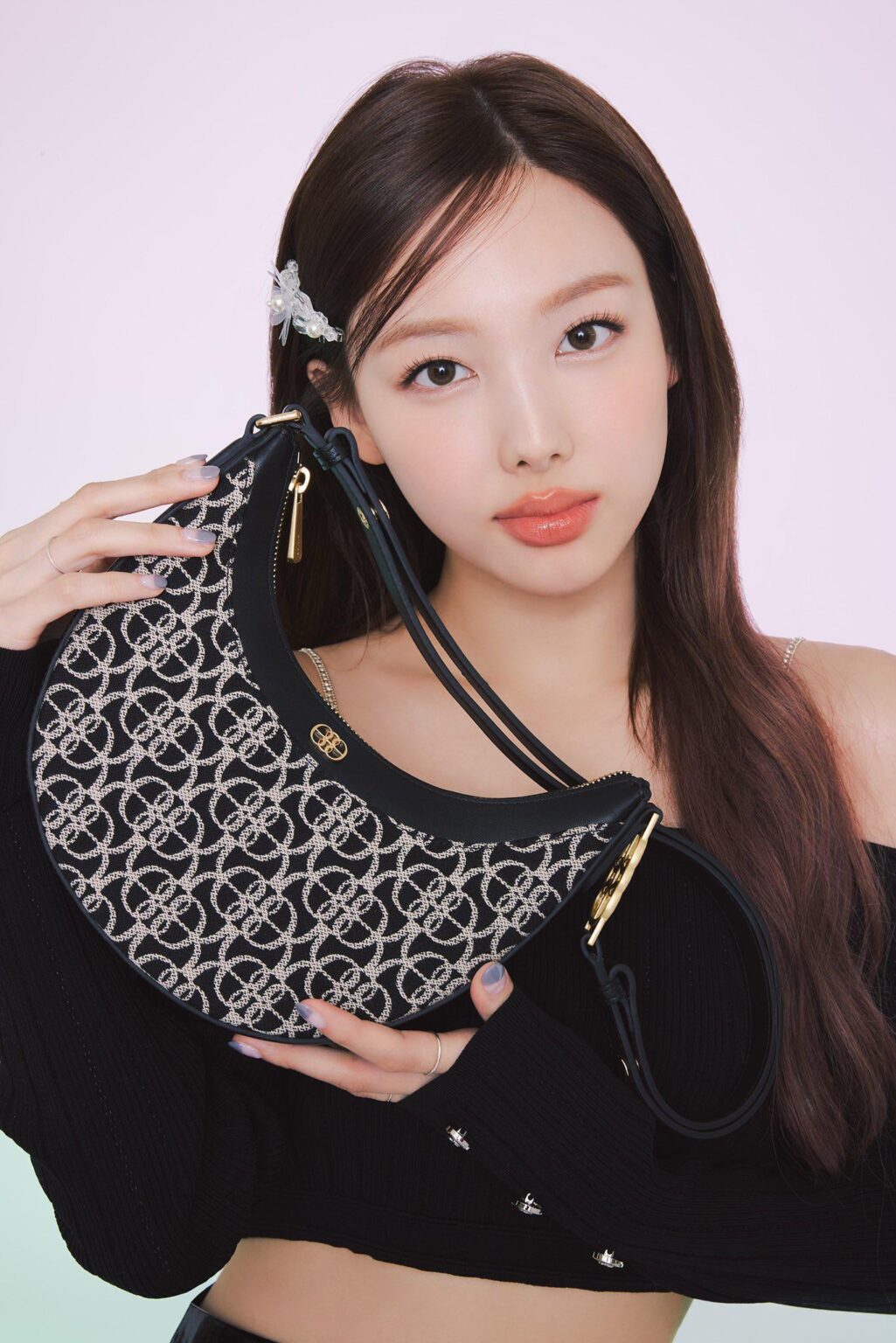 240428 تحديث BoniaOfficial على تويتر - نقدم مجموعة BONIA Jacquard لربيع وصيف 2024 المقدمة من Nayeon، والتي تسلط الضوء على تصميم La Luna Monogram المتشابك الشهير.