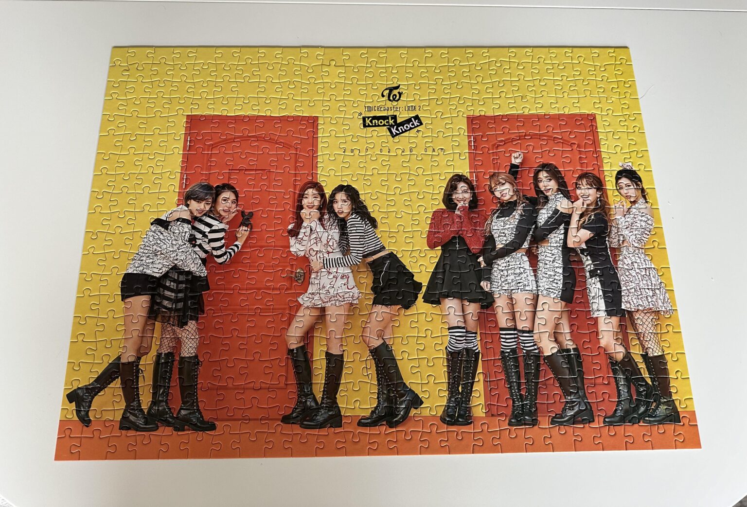 وبعد أقل من 24 ساعة، يكتمل!  لا أريد أبدًا رؤية قطعة أحجية صفراء أخرى لبقية حياتي...