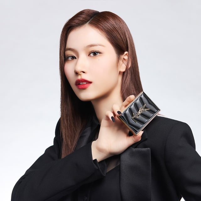 240422 تحديث تويتر YSLBeautyJP مع سناء - سانا لـ "Couture Mini Clutch"