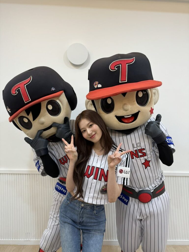 240427 تحديث تويتر مرتين - سيونغيو ساشا اليوم 🐹 شكرًا لكل من دعمني، لقد تمكنت من إنهاء العرض الأول دون أن أشعر بالتوتر!  ⚾️ أنا ممتن حقًا للـ ONCEs الذين أتوا من بعيد ❤️ شكرًا لجميع المشجعين الذين جاءوا لدعمي في المباراة❤️