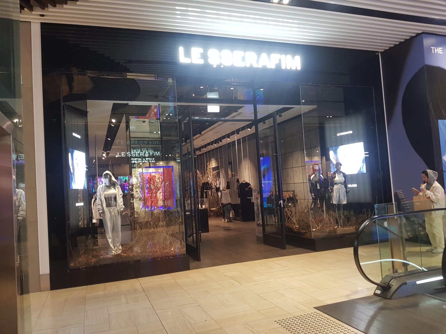 ذهبت إلى متجر LESSERAFIM S/S المنبثق اليوم في ملبورن