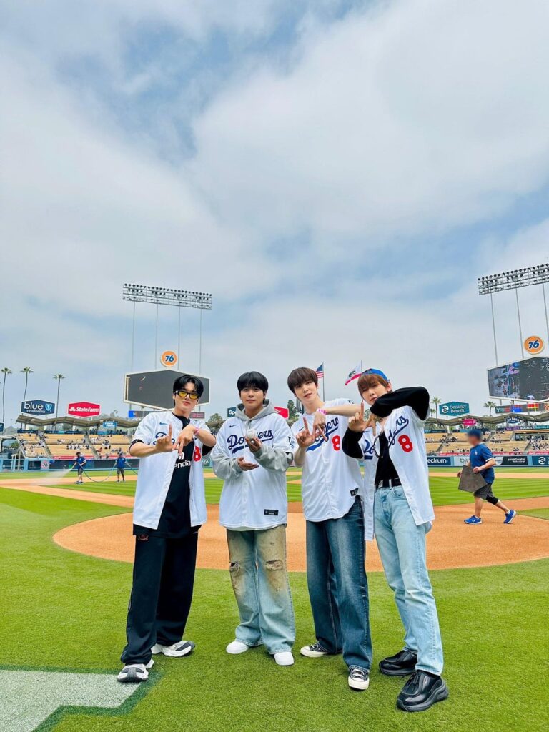 240421 اتييز على تويتر: [📷] ديلي اتيز |  ATEEZ مع @Dodgers 😎⚾