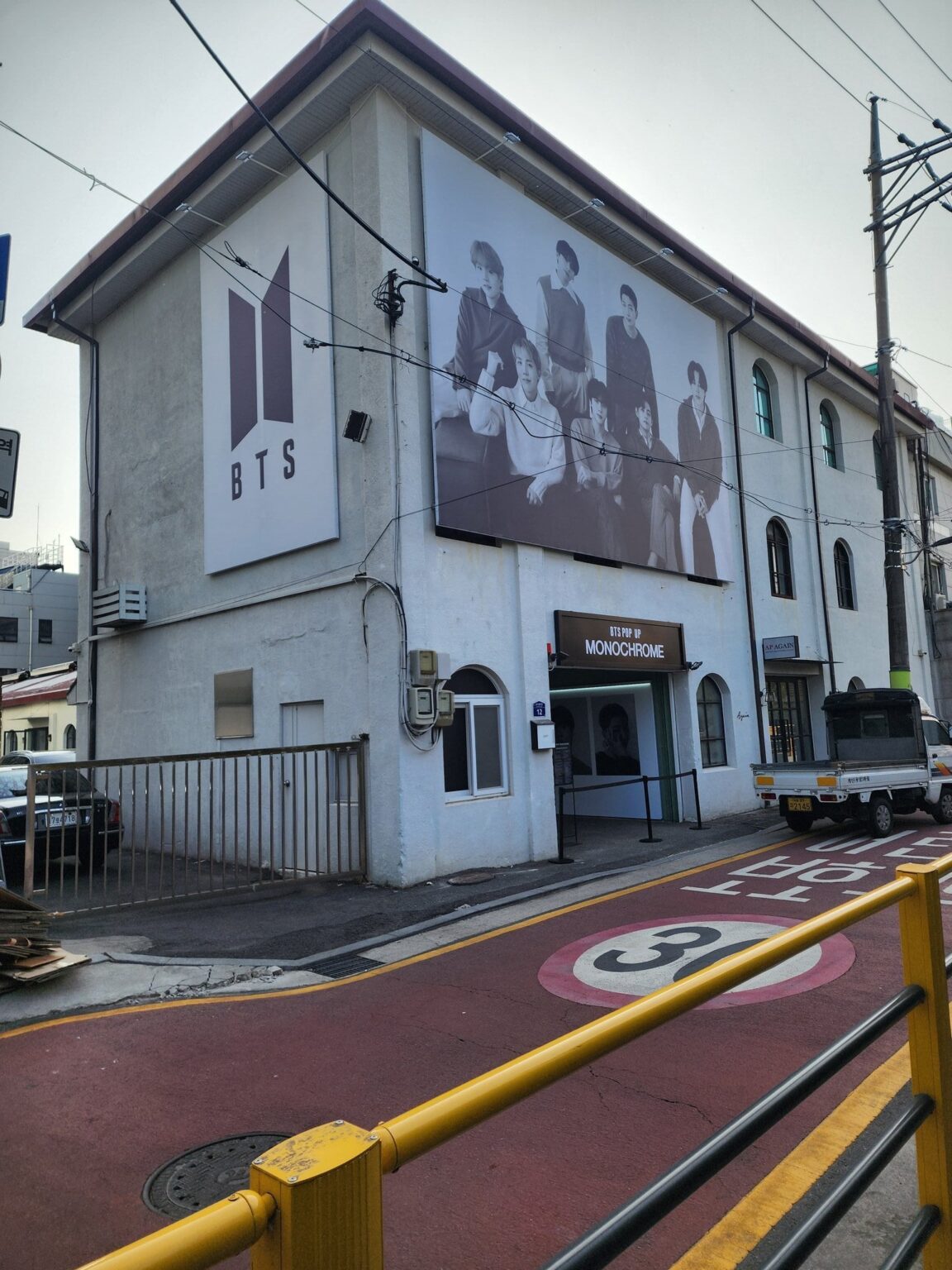 يظهر K-ARMY نافذة أحادية اللون منبثقة رقم 250424