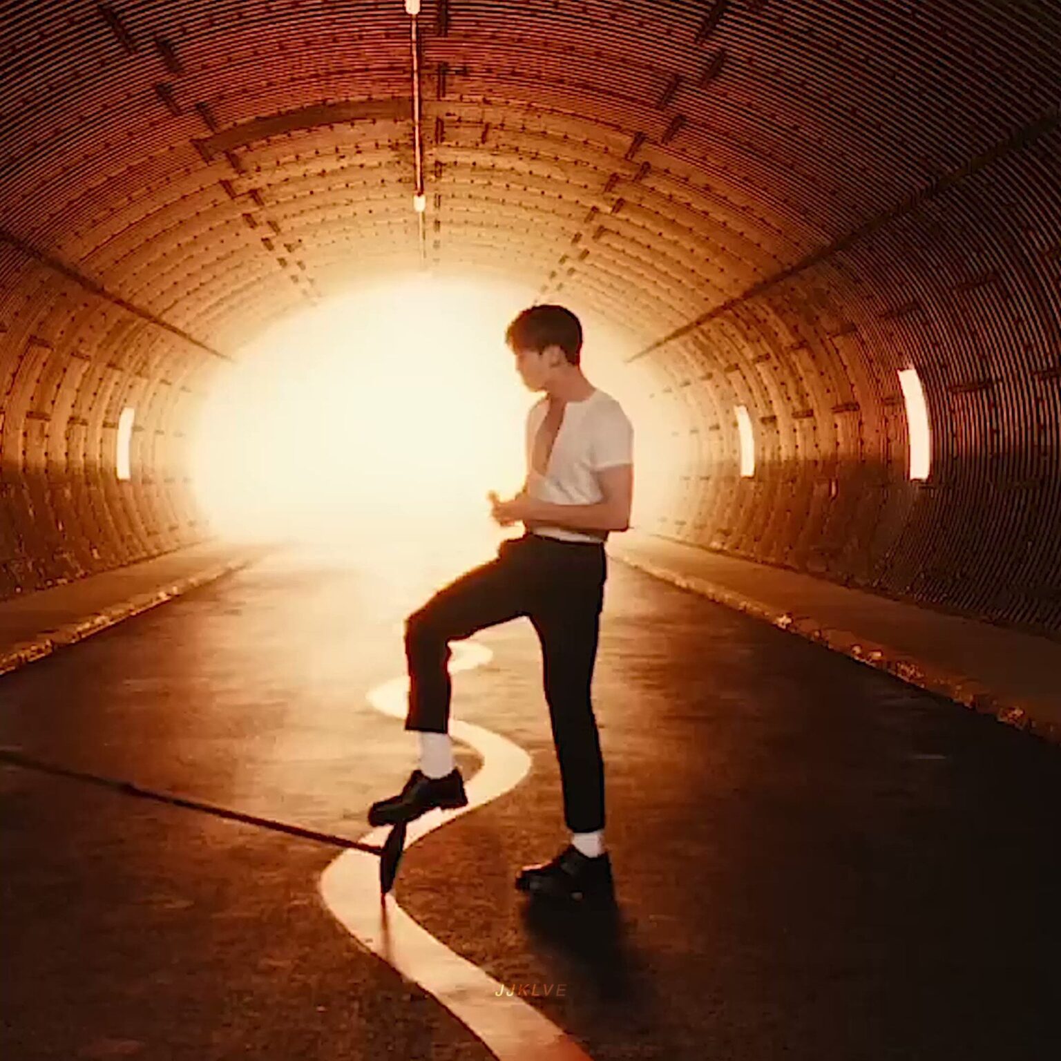 أغنية "Standing Next To You" لـ Jungkook تجاوزت الآن 600 مليون استماع على Spotify!  - 090524