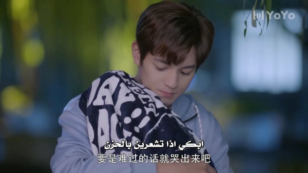 تبكي بسبب رجل آخر بينما هو يعانقها لكي يخفف عنها  ( عزباء محترفة )