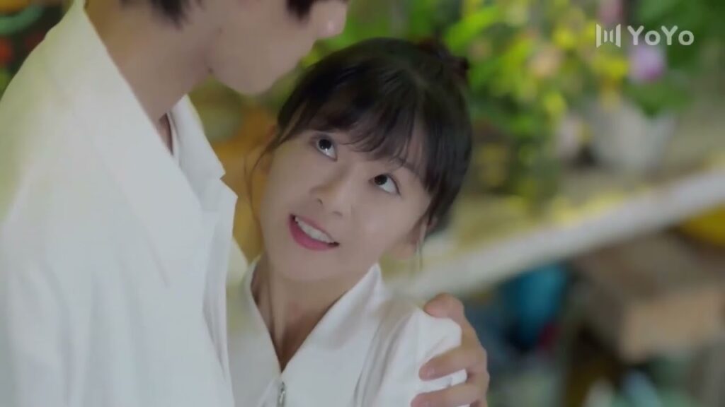 ترفع قدميها و تغلق اعيونها لكي يقبـلها لكنـه يطلب منها العودة الى المنزل  ( عزباء محترفة )