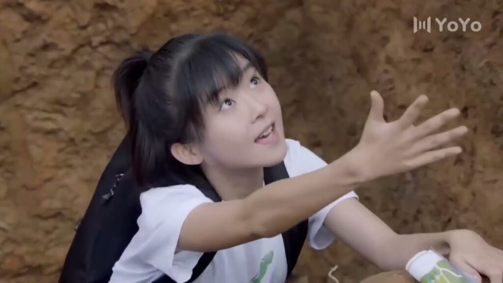 يتمزق قمصيـها فيجعلها ترتدي ملابسـه  ( عزباء محترفة )