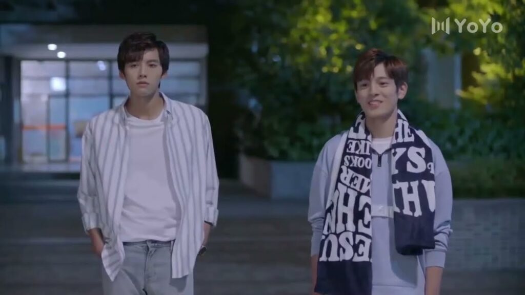 احدهم يحبها و يبادر دائماً بينما الآخر يتظاهر بالبرود و ينتظرها ان تأتي اليـه بنفسها( عزباء محترفة )