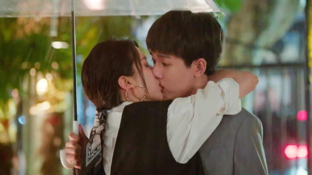 يخرج فتاته للاسترخاء ولكنها لم تستطع إلا اللحاق به وتقبيله بقوة❤️مشهد رومانسي من “حكاية مبهجة” يخرج فتاته للاسترخاء ولكنها لم تستطع إلا اللحاق به وتقبيله بقوة❤️مشهد رومانسي من "حكاية مبهجة"