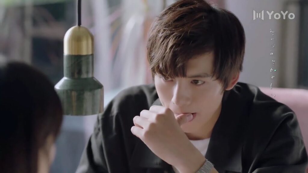 يمسح الطعام من شفتيـها و يأكلـه ( عزباء محترفة )