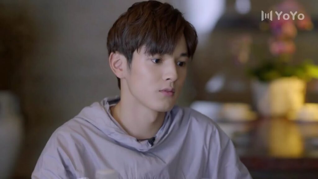 تتصرف برومانسية مع حبيبها و لا تكترث لصديقها الذي يحبها  (  عزباء محترفة )