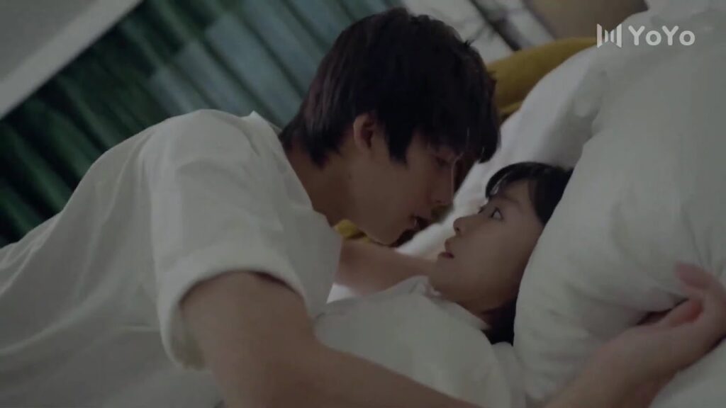 يقع عليها عن طريق الخطأ لكنها تتوتر للغاية  ( عزباء محترفة )