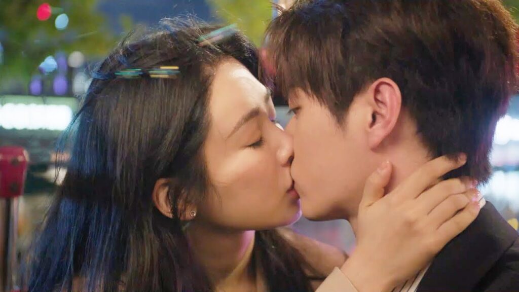 أخيرًا يقدم الرئيس المستبد اعترافًا رومانسيًا وتأخذ فتاته زمام المبادرة لتقبيله❤️مشهد من حكاية مبهجة