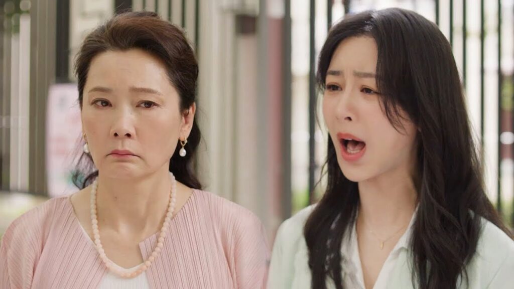 تزعجها أمها أثناء عملها مما جعلها غير قادرة على التحمل فتغضب على الفور😠مشهد من "حكاية مبهجة"