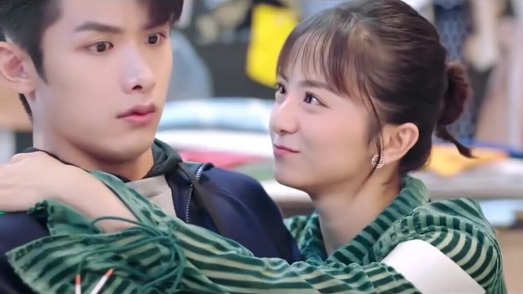 تعانق حبيبها امام زملائها في العمل و يحمر خجلاً  ( حبيبتـي )