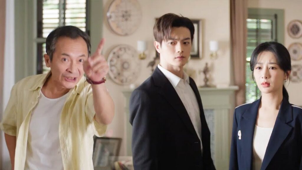 تتعرض فتاته للتوبيخ أقاربها فيظهر حبيبها الرئيس المستبد فجأة ويطردهم❤️مشهد من "حكاية مبهجة"