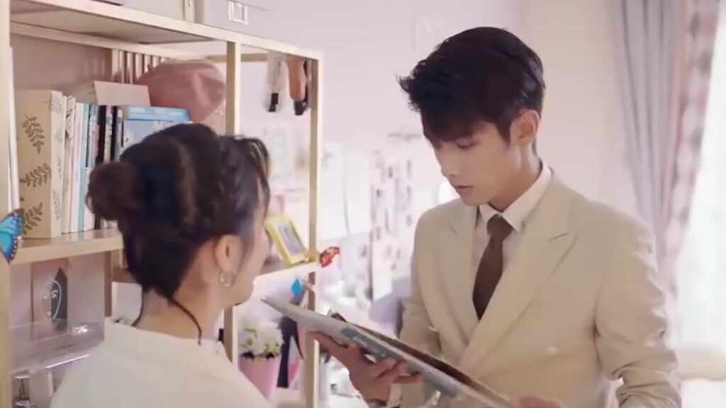 يعتقد بأنها تشبـه حب طفولتـه ولا يعرف كيف يتعامل مع الوضع  ( حبيبتـي )