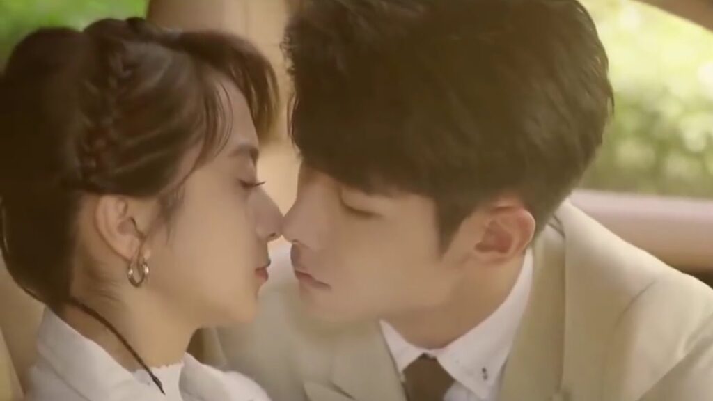 يفتح لها الباب لكنها تغلق اعيونها لكي يقبـلها  ( حبيبتـي )