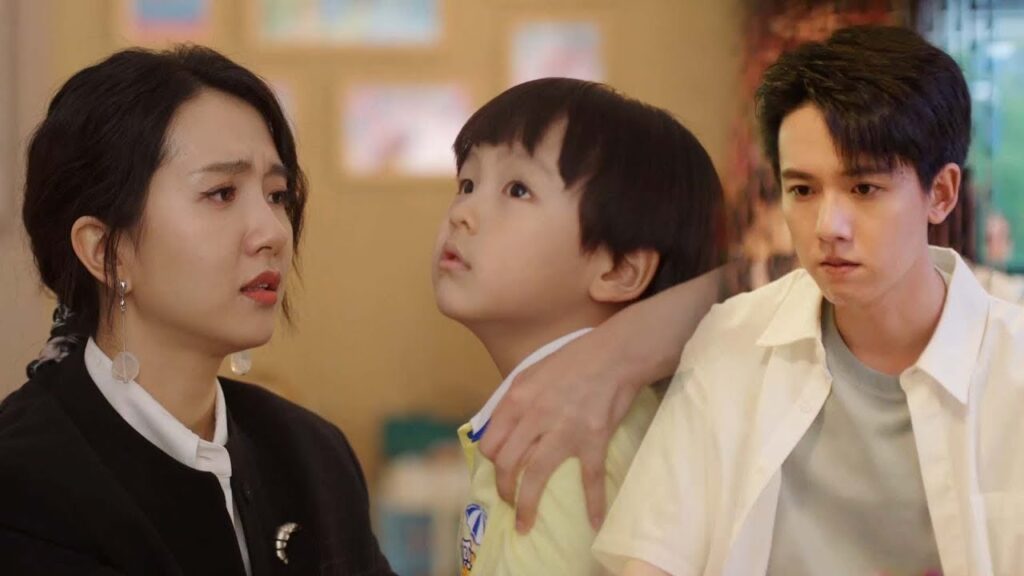 من أجل النضال على حضانة ابنها تنفصل الأم العازبة عن حبيبها الصغير في عيد ميلاده💔مشهد من"حكاية مبهجة"