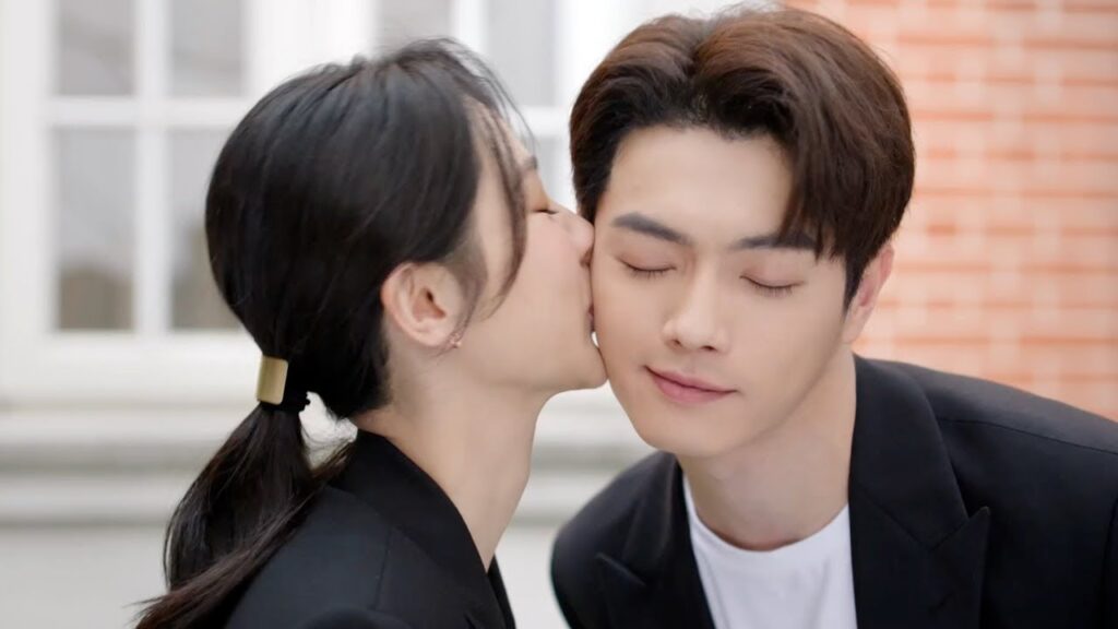 تتورط وتكاد أن تتأذى يظهر في الوقت المناسب ليقلب الحدث فيتصرف بغرور ويطلب قبلة❤️مشهد من"حكاية مبهجة"